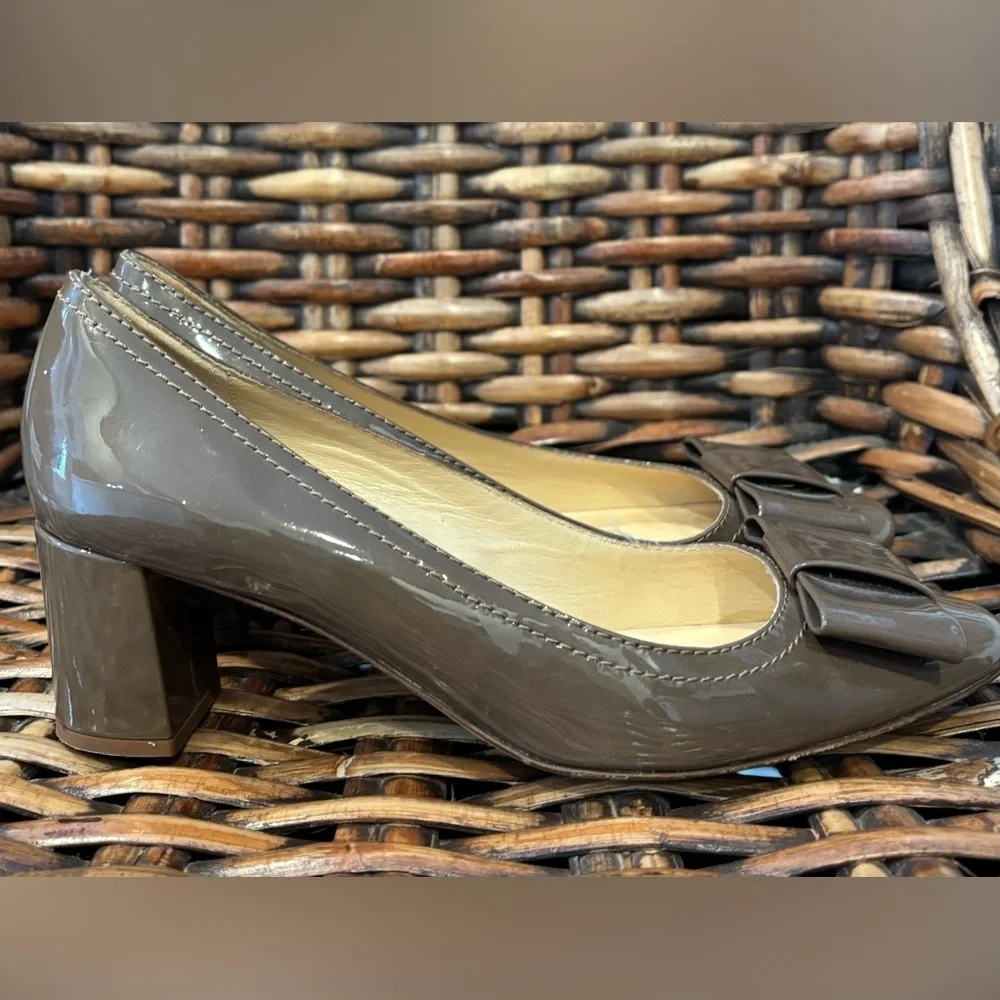 kate spade Taupe Patent Block Heel Pumps with Bow in size 8.5